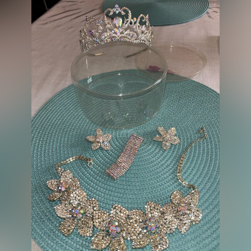 Quincenera jewelry and crown